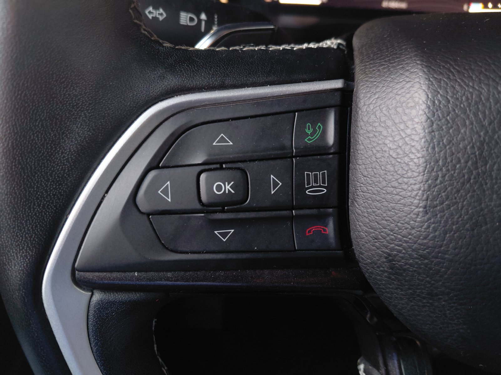 Used 2022 Jeep Grand Cherokee Laredo w/ Luxury Tech Group I AWD/4WD image 5