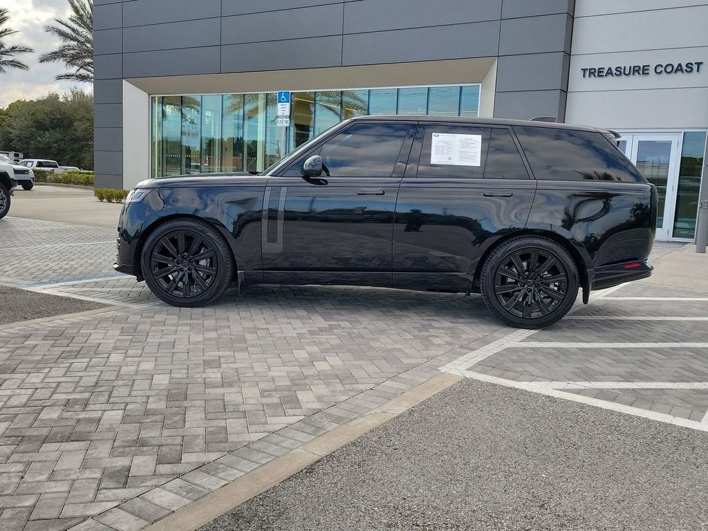 Used 2025 Land Rover Range Rover SE AWD/4WD image 2