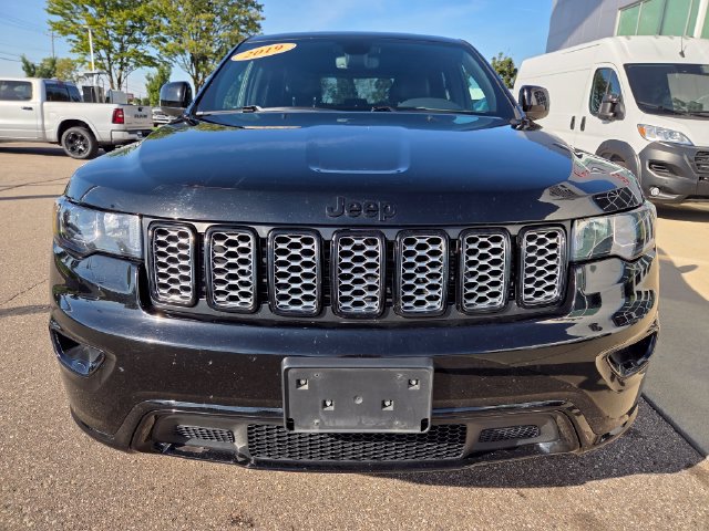 Used 2019 Jeep Grand Cherokee Altitude AWD/4WD image 2
