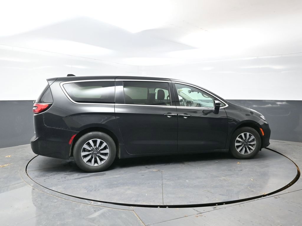 Used 2023 Chrysler Pacifica Touring-L FWD image 4