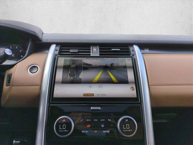 Used 2025 Land Rover Discovery Metropolitan Edition image 13