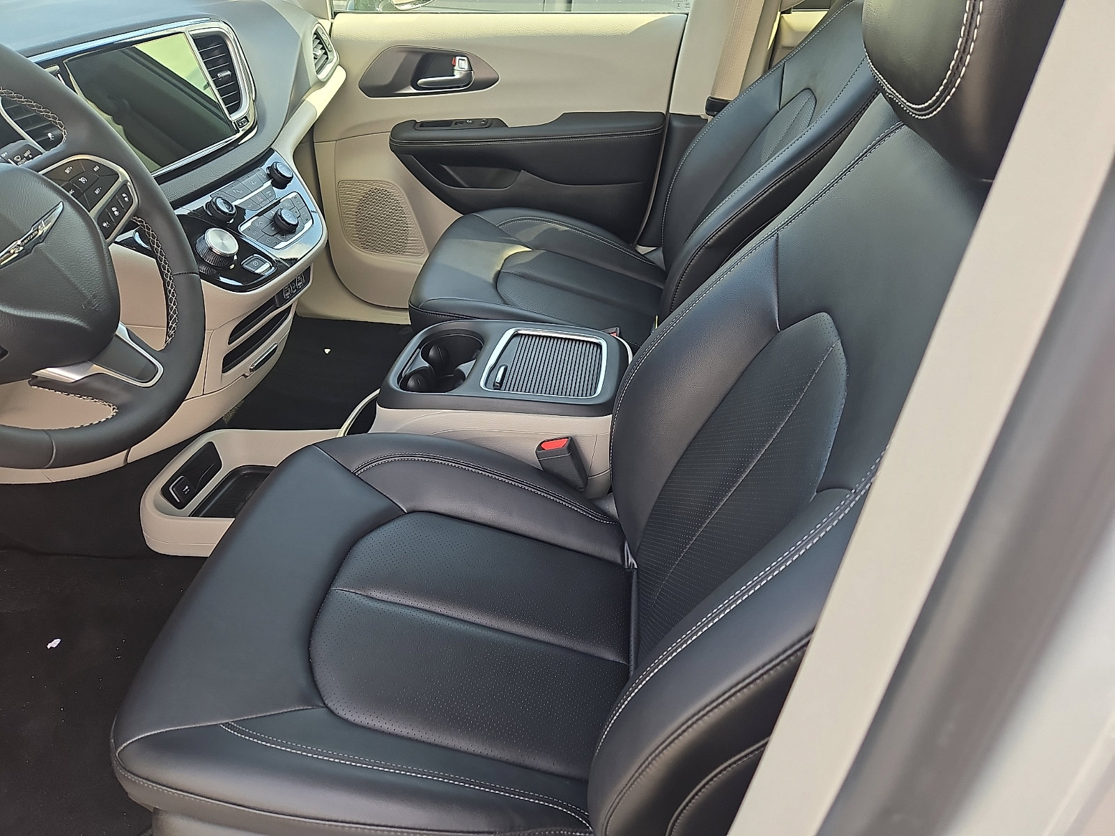 Used 2024 Chrysler Pacifica Touring-L image 8