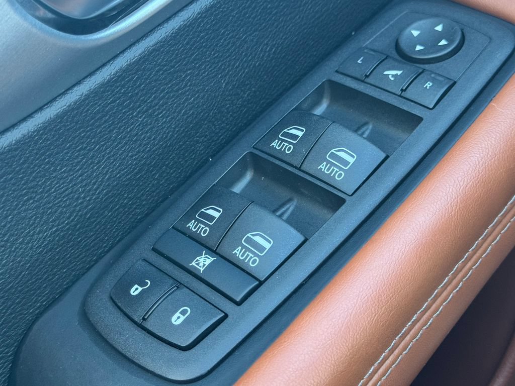 Used 2024 Chrysler Pacifica Pinnacle FWD image 33
