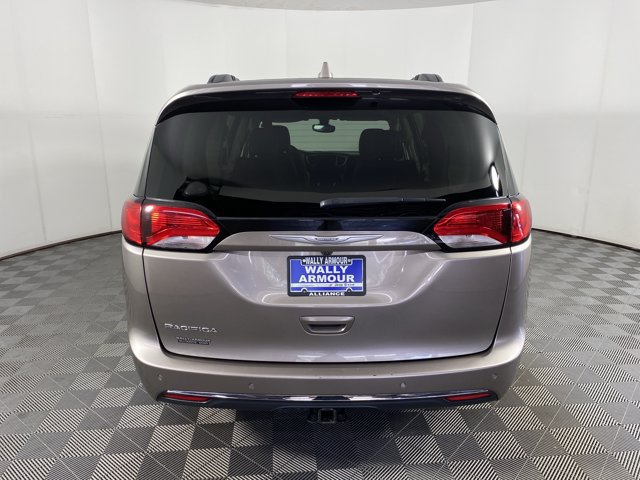 Used 2017 Chrysler Pacifica Touring-L w/ Tire & Wheel Group FWD image 8