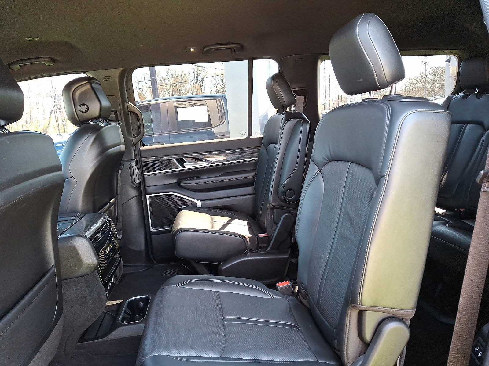 Certified 2022 Jeep Wagoneer Series III w/ Flexible Seating Group AWD/4WD image 10