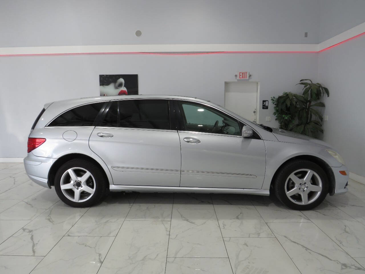 Used 2010 Mercedes-Benz R 350 4MATIC image 2