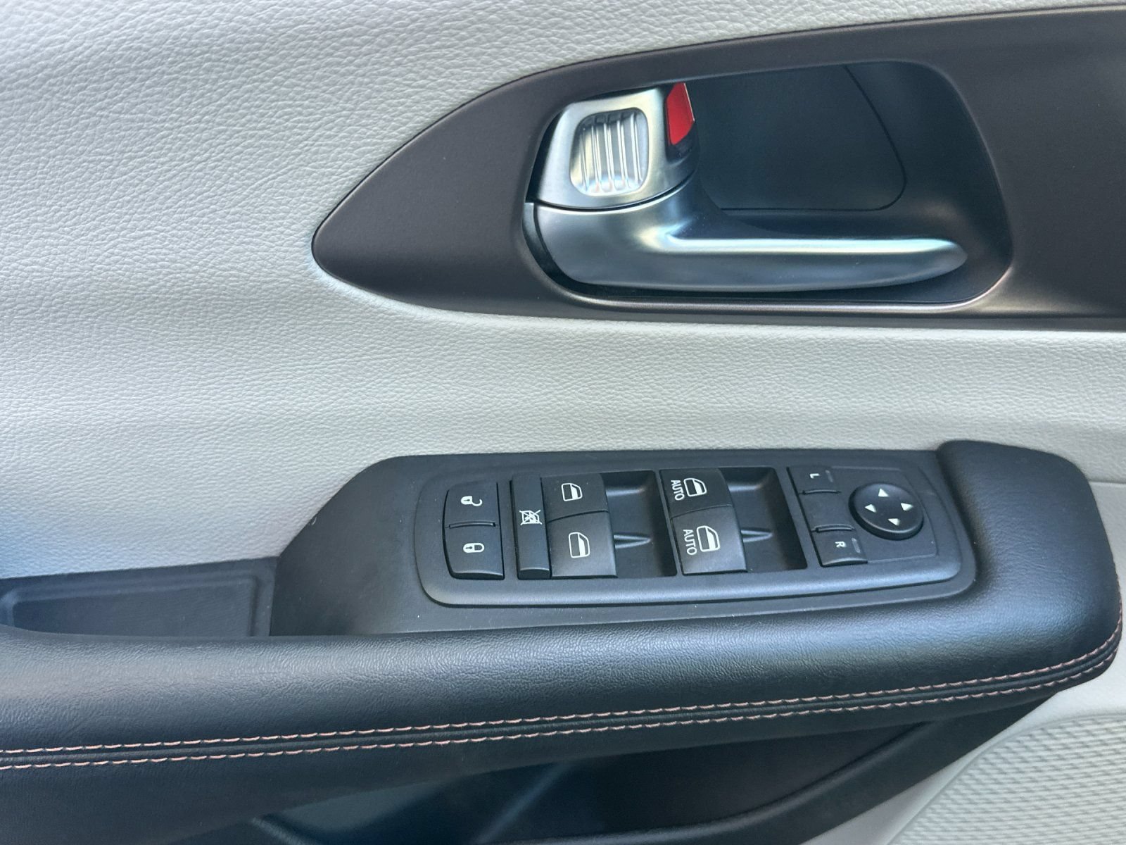Used 2019 Chrysler Pacifica Touring Plus w/ Tire & Wheel Group FWD image 11