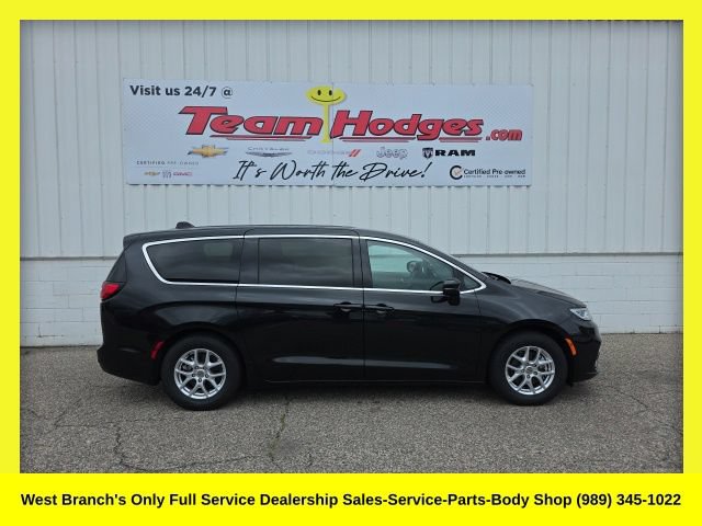 Used 2023 Chrysler Pacifica Touring-L FWD image 1