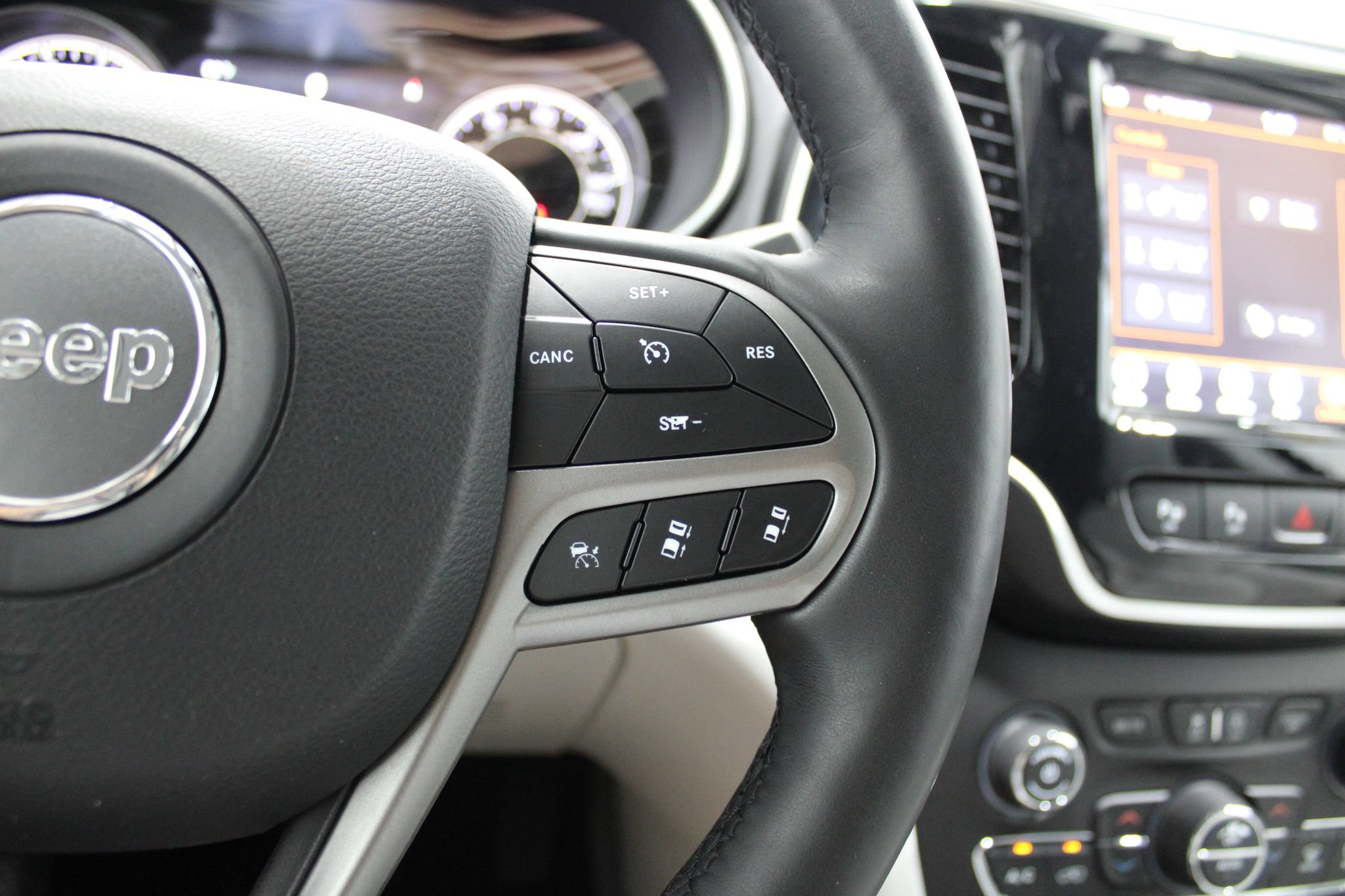 Used 2019 Jeep Cherokee Overland w/ Technology Group AWD/4WD image 39