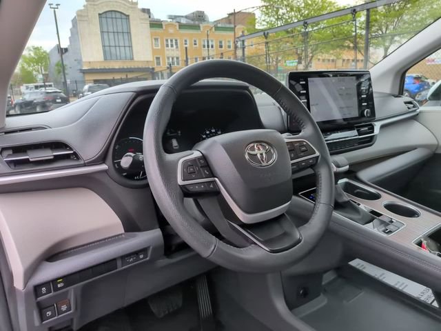 Certified 2023 Toyota Sienna XLE FWD image 30