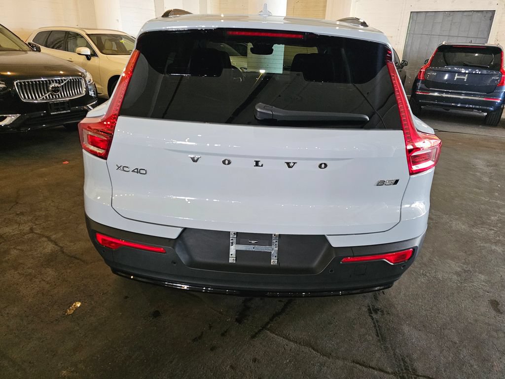 Certified 2025 Volvo XC40 B5 Ultra AWD/4WD image 3