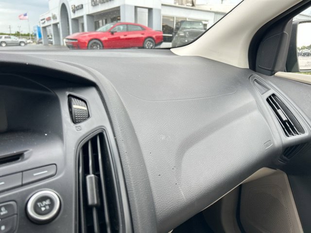 Used 2015 Ford Focus SE FWD image 30