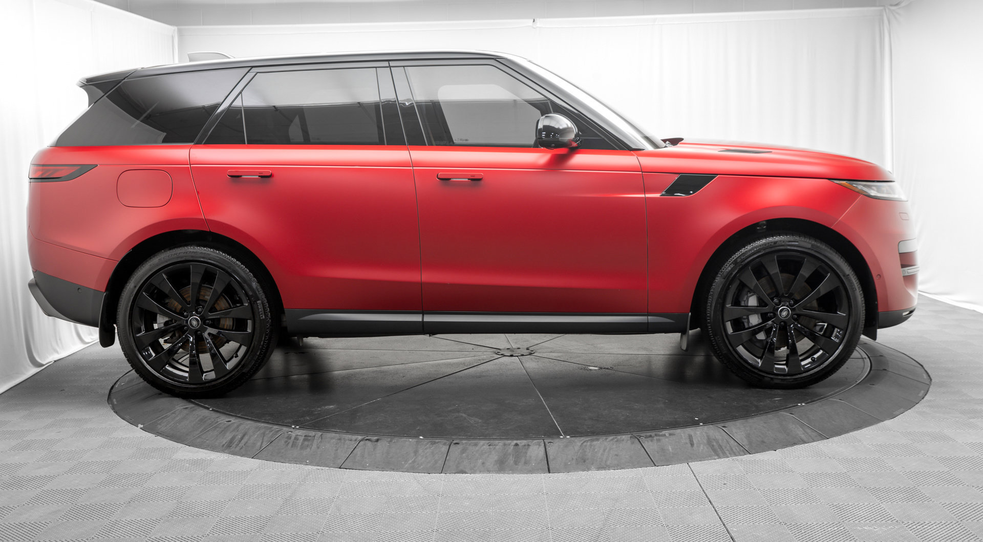 Used 2025 Land Rover Range Rover Sport SE AWD/4WD image 8