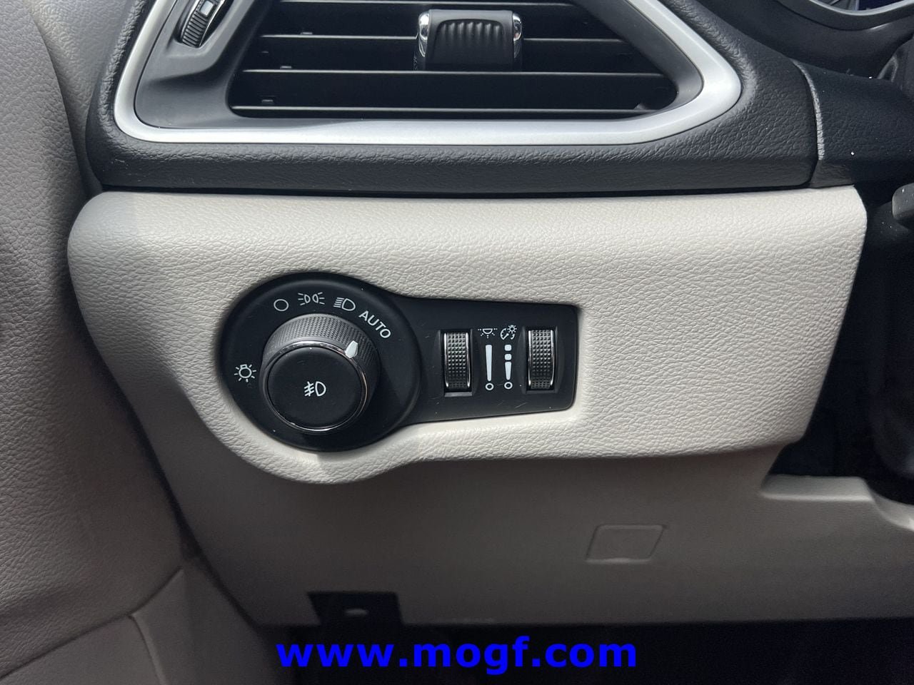 Used 2024 Chrysler Pacifica Touring-L FWD image 15