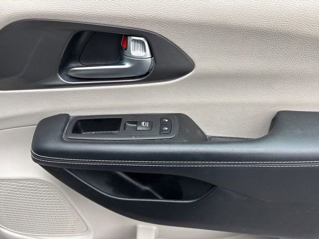 Used 2023 Chrysler Pacifica Touring-L image 40