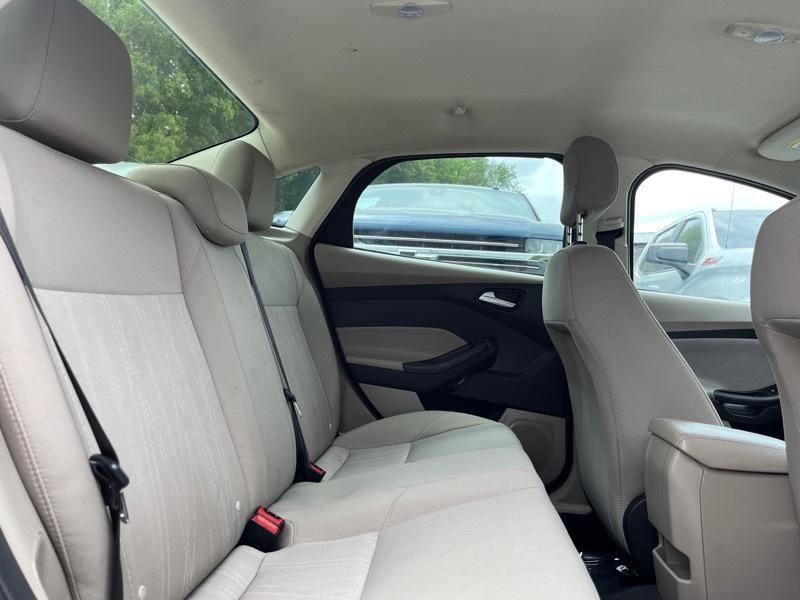 Used 2018 Ford Focus SE w/ Cold Weather Package FWD image 16