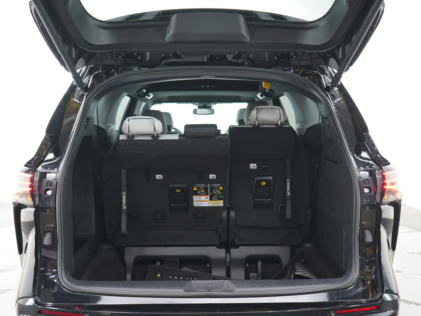 Used 2025 Toyota Sienna LE AWD/4WD image 18