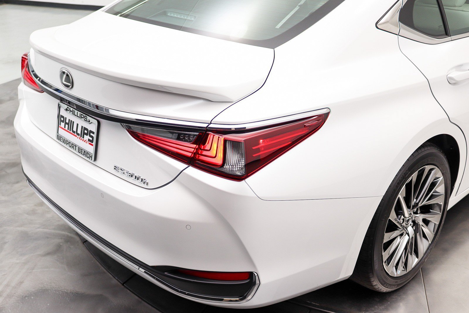 Used 2024 Lexus ES 300h w/ Luxury Package FWD image 13