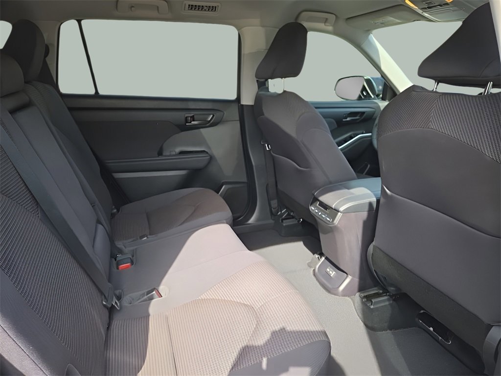 Used 2022 Toyota Highlander LE image 14