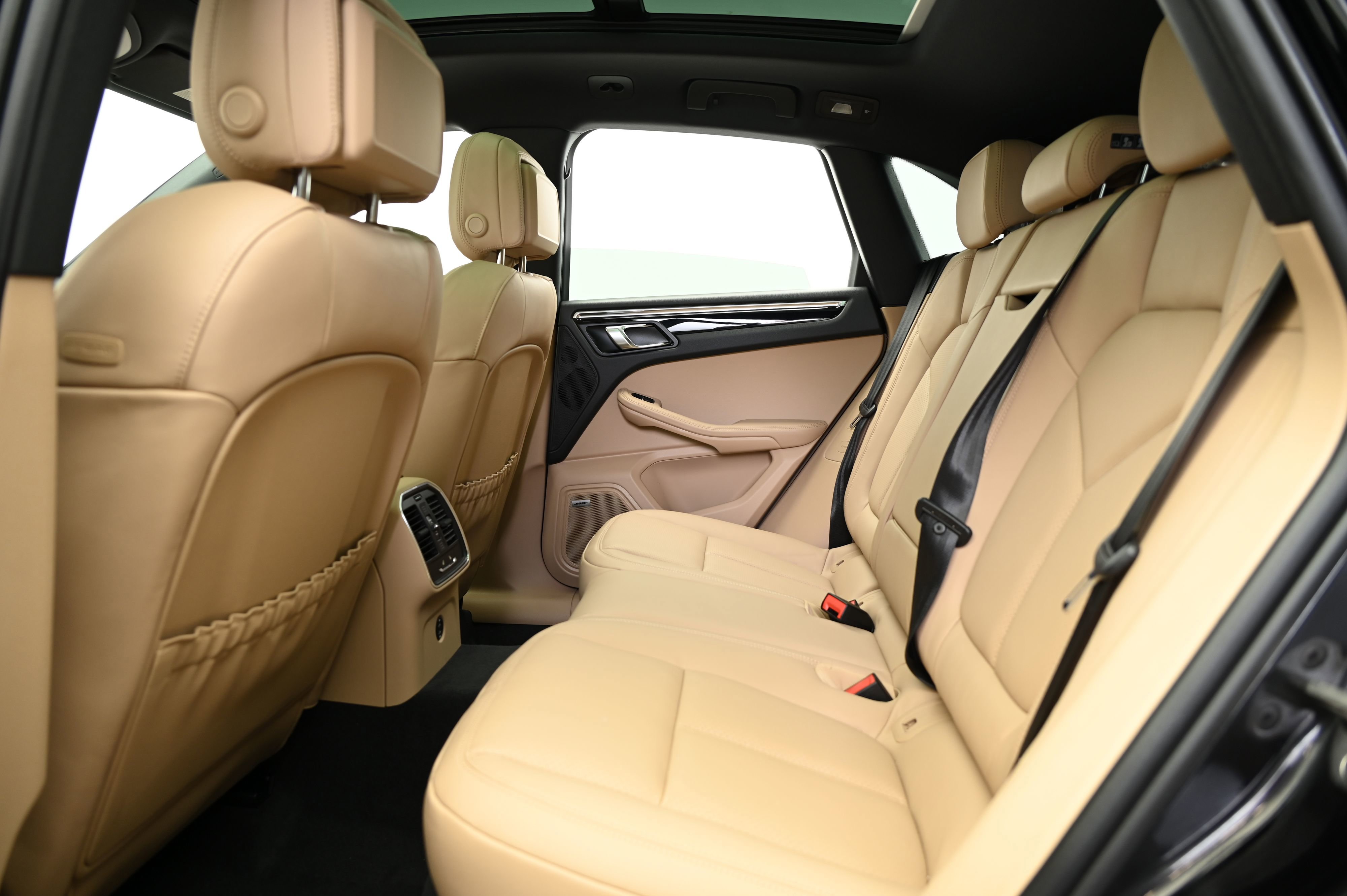 Used 2025 Porsche Macan image 34