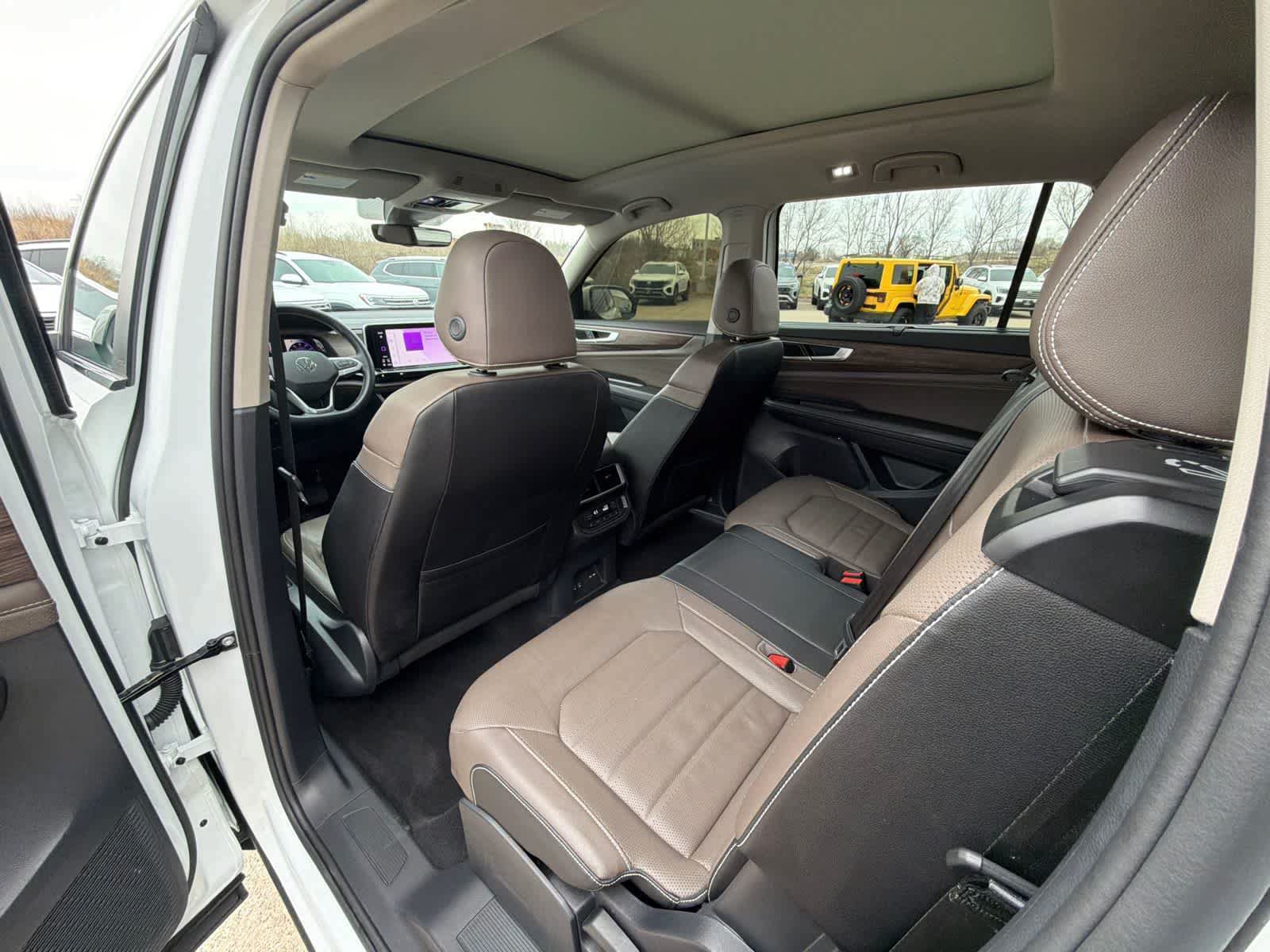 Used 2025 Volkswagen Atlas SEL AWD/4WD image 13