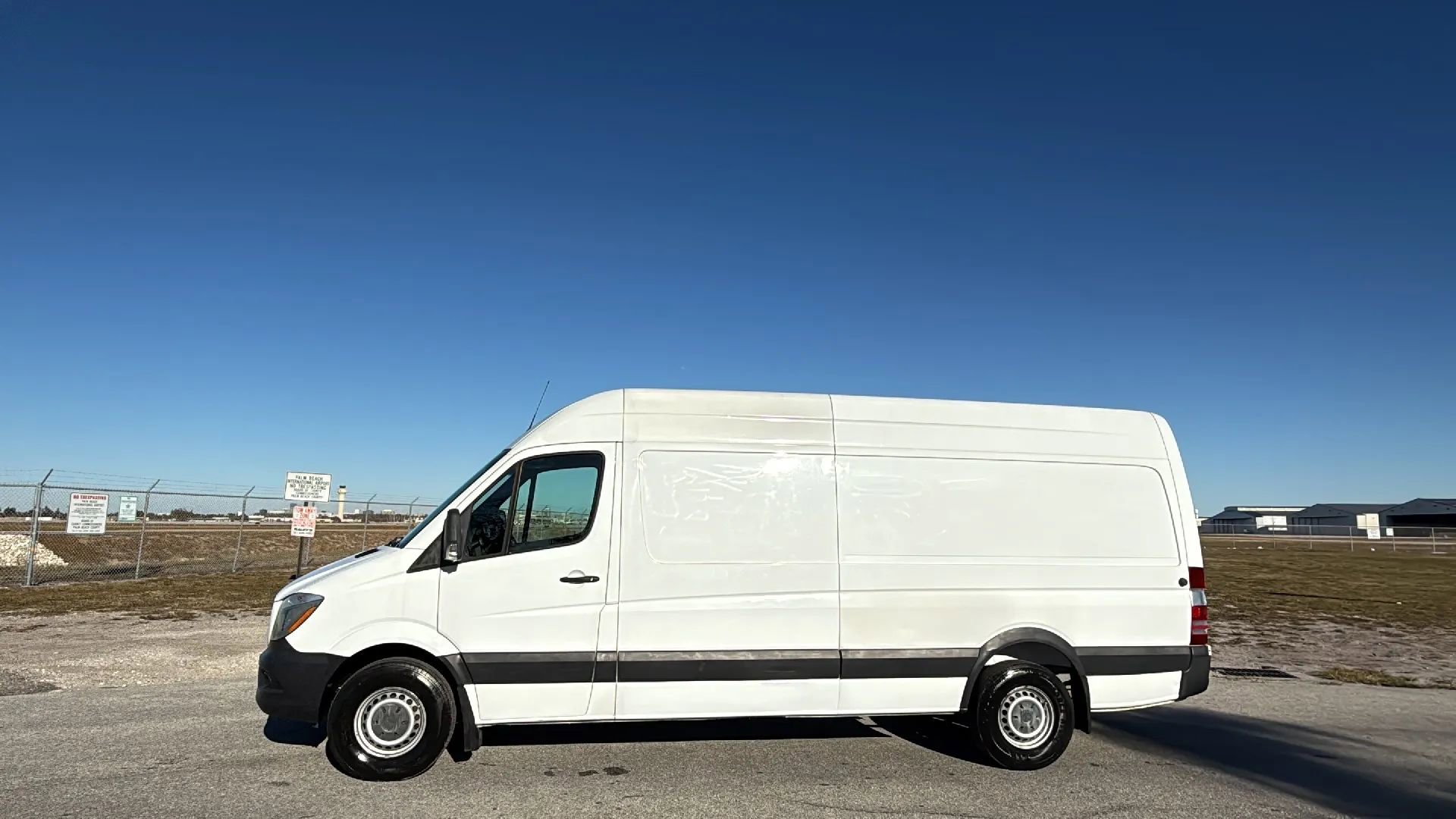 Used 2017 Mercedes-Benz Sprinter 2500 image 2