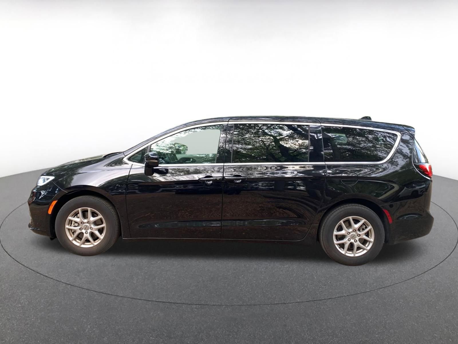 Used 2024 Chrysler Pacifica Touring-L image 4