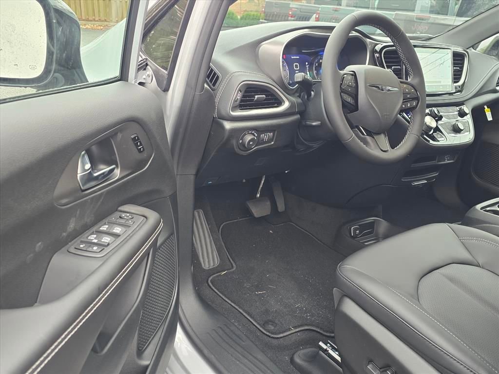 New 2026 Chrysler Pacifica Select w/ S Appearance Package FWD image 4