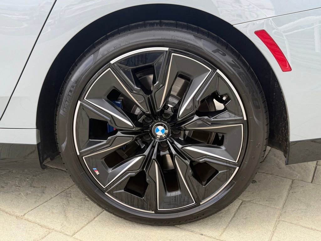 Used 2023 BMW 740i w/ Parking Assistance Package RWD image 18
