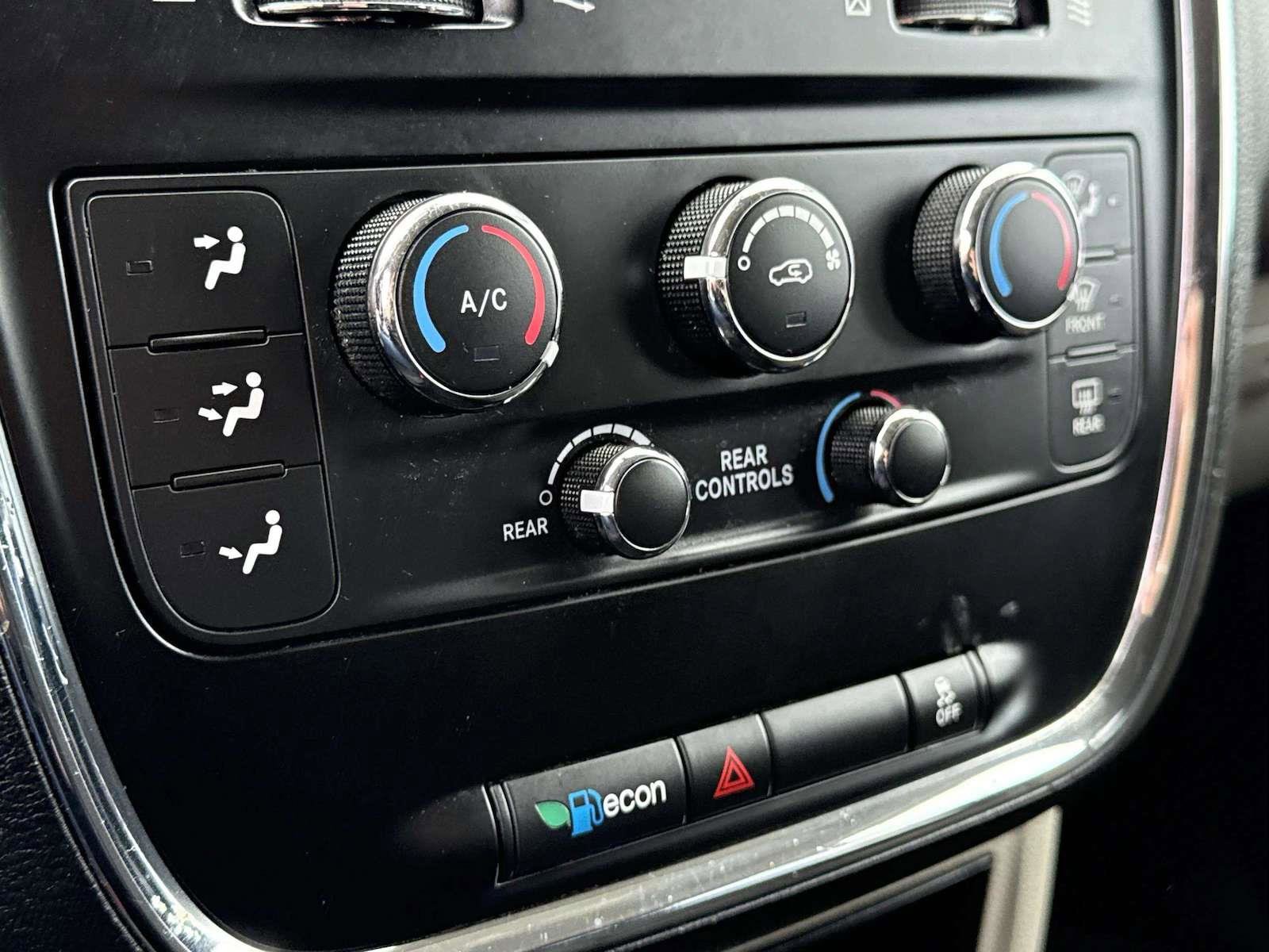 Used 2019 Dodge Grand Caravan SE w/ UConnect Hands-Free Group image 20