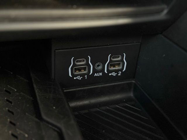 Used 2025 Chrysler Pacifica Limited image 36