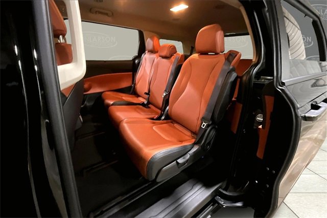 Used 2025 Kia Carnival EX image 14