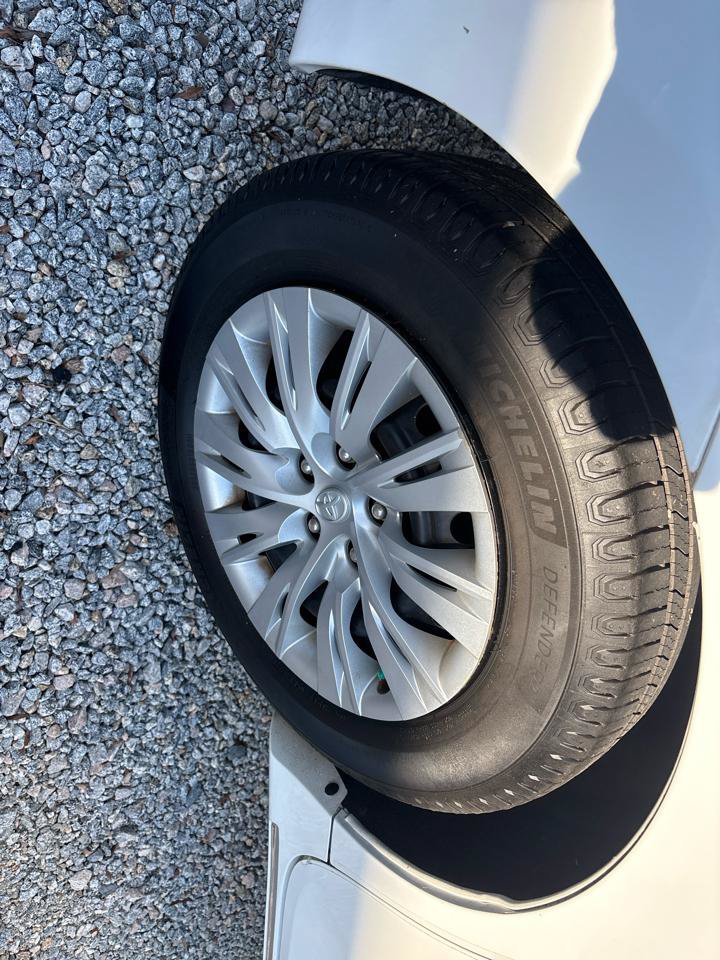 Used 2014 Toyota Camry LE w/ Moonroof Package FWD image 9