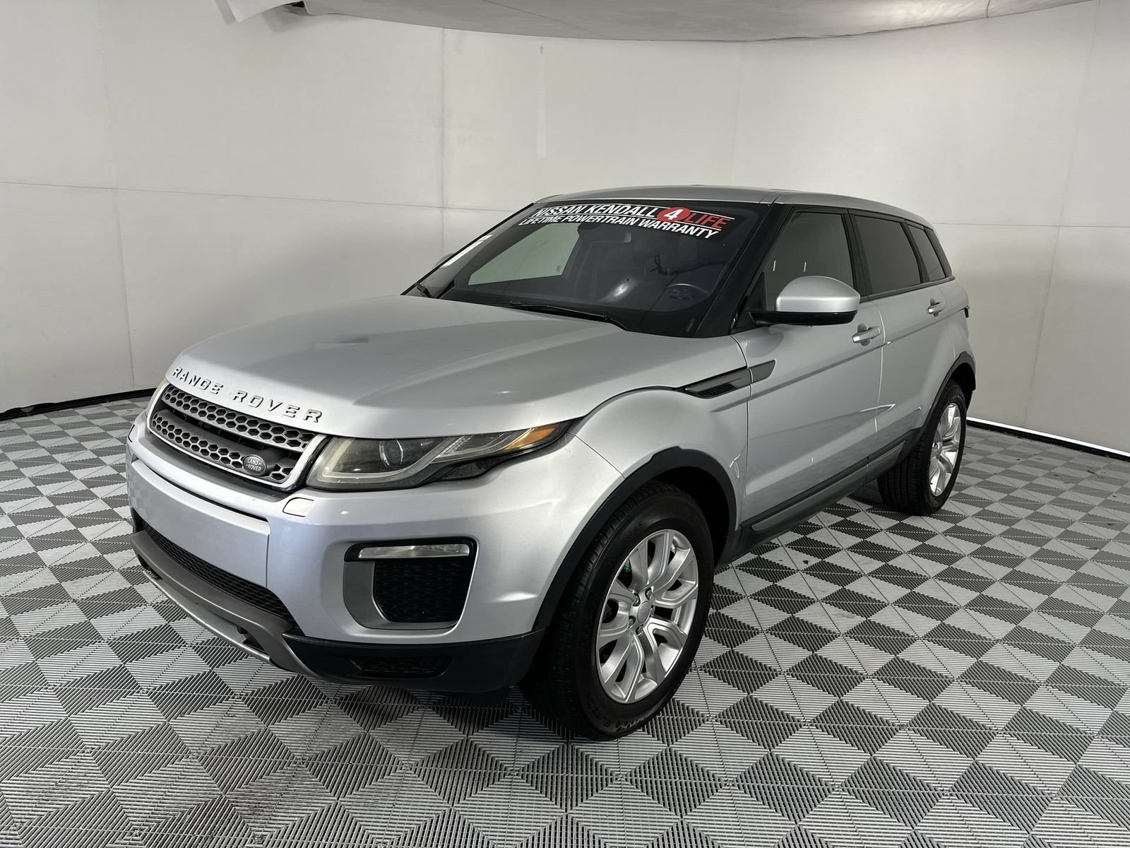 Used 2017 Land Rover Range Rover Evoque SE AWD/4WD image 4