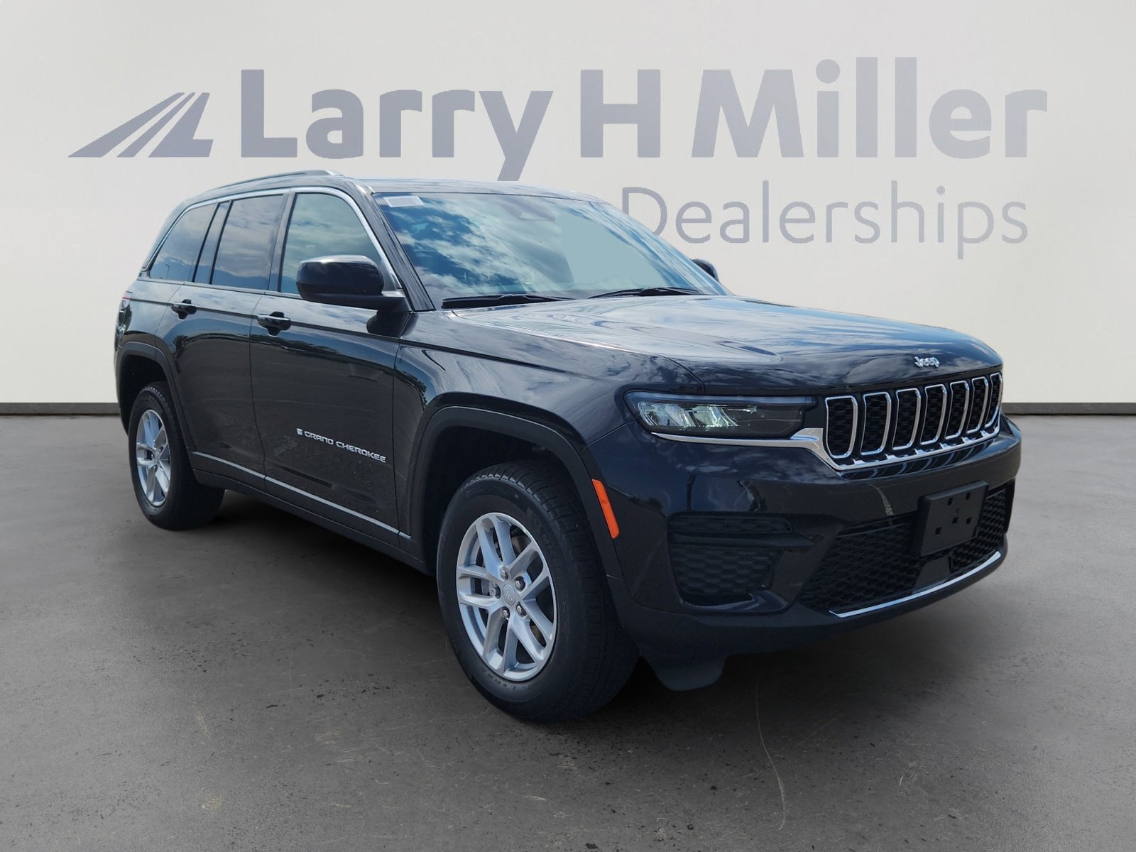 New 2025 Jeep Grand Cherokee Laredo X w/ Luxury Tech Group I AWD/4WD image 8