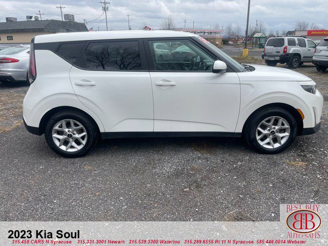 Used 2023 Kia Soul LX w/ LX Technology Package FWD image 2