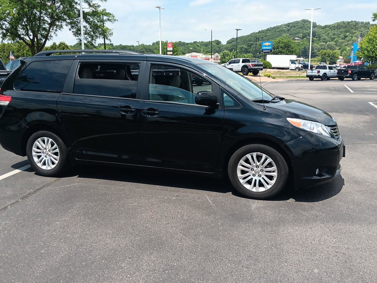 Used 2012 Toyota Sienna XLE FWD image 2