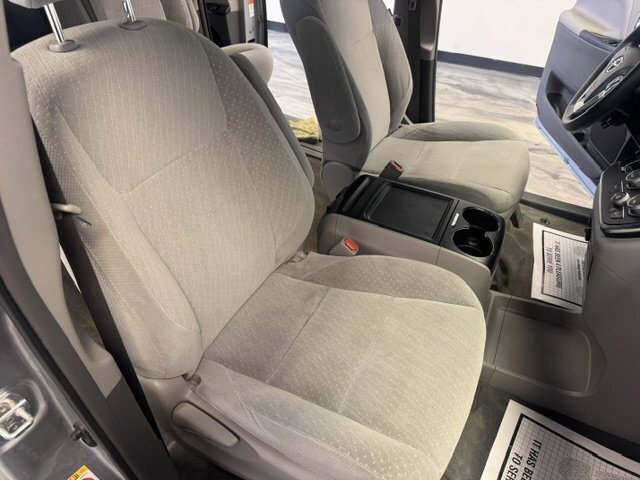 Used 2018 Toyota Sienna LE w/ Carpet Mat Package FWD image 25