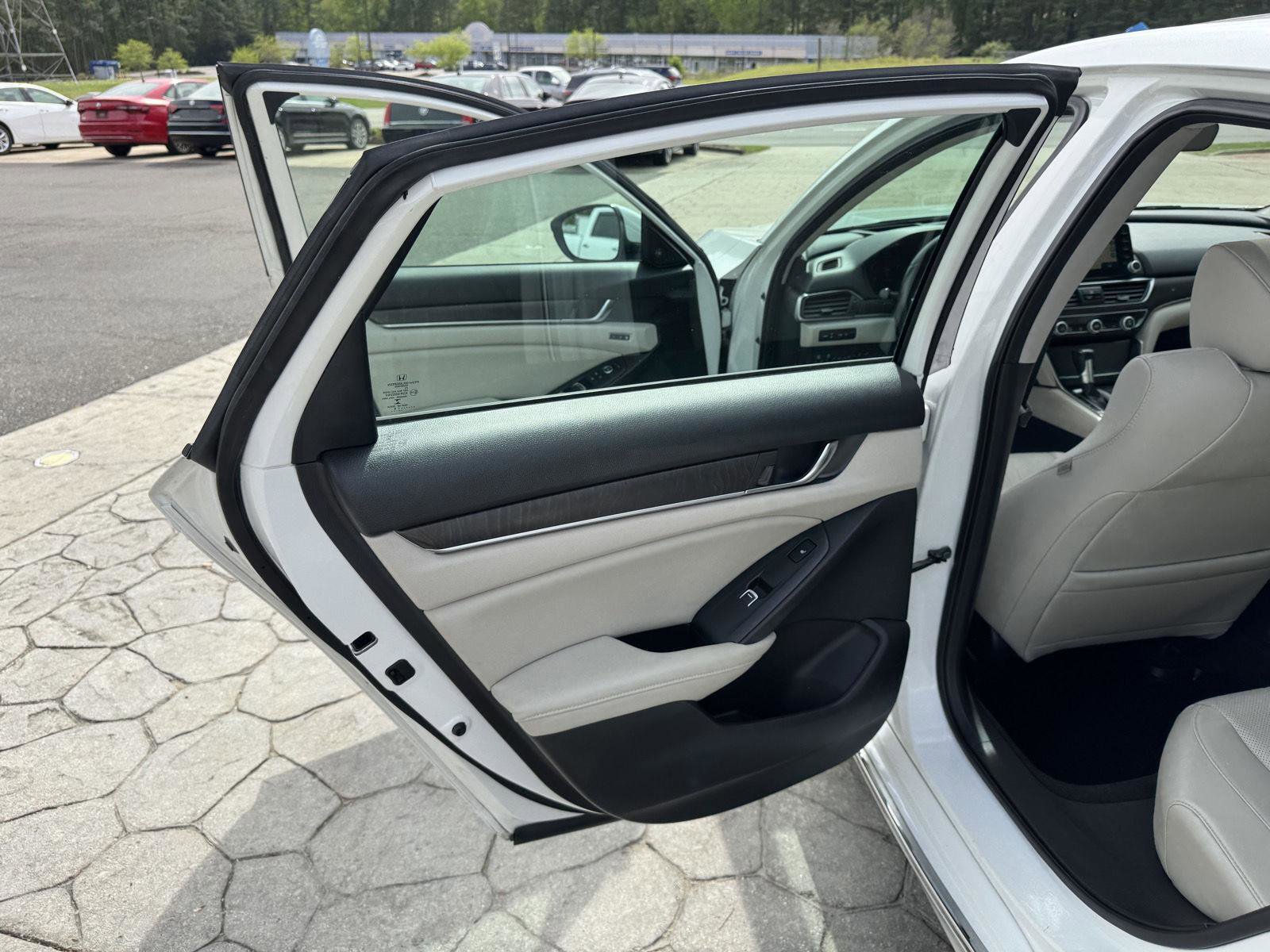 Used 2018 Honda Accord Touring image 8