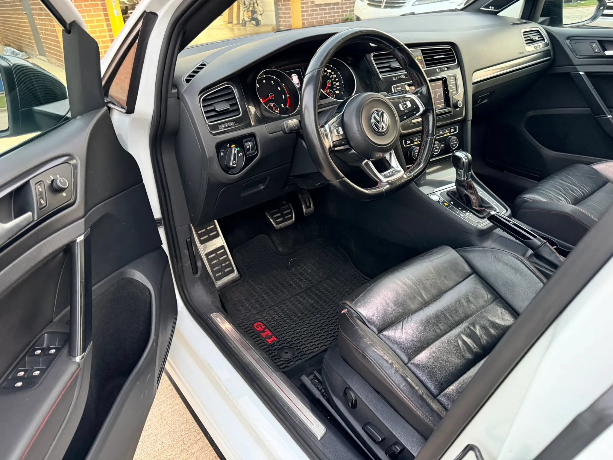 Used 2015 Volkswagen Golf 4-Door FWD image 16