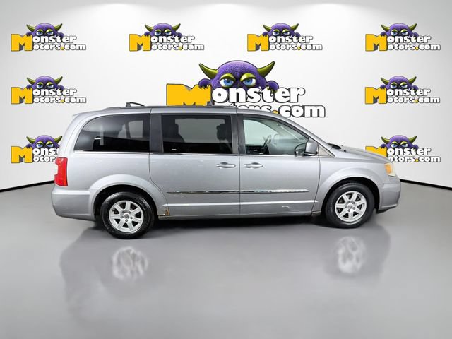 Used 2013 Chrysler Town & Country Touring FWD image 4