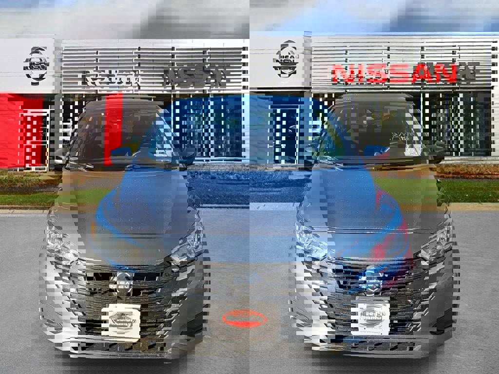 Used 2023 Nissan Versa SV image 2