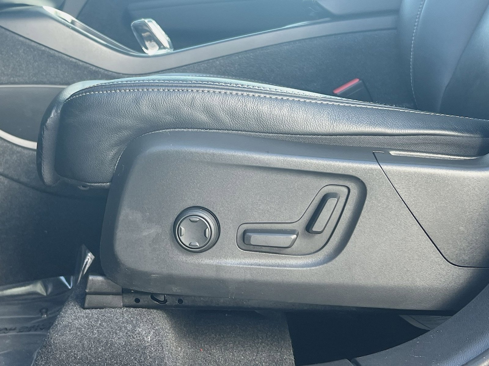 Certified 2024 Volvo XC40 B5 Plus w/ Protection Package Premier image 11