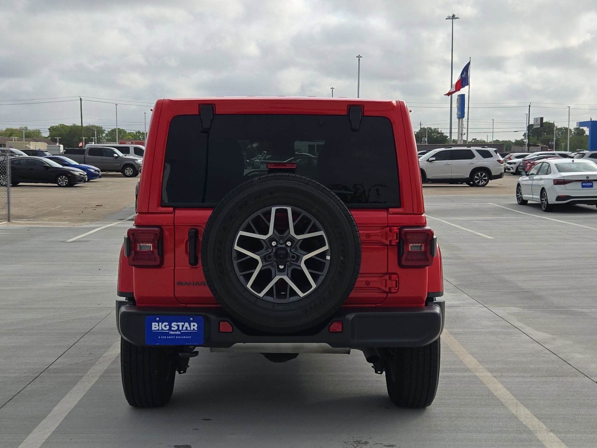 Used 2025 Jeep Wrangler Sahara AWD/4WD image 5