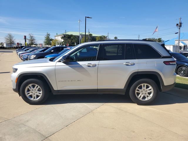 Used 2024 Jeep Grand Cherokee Laredo RWD image 2