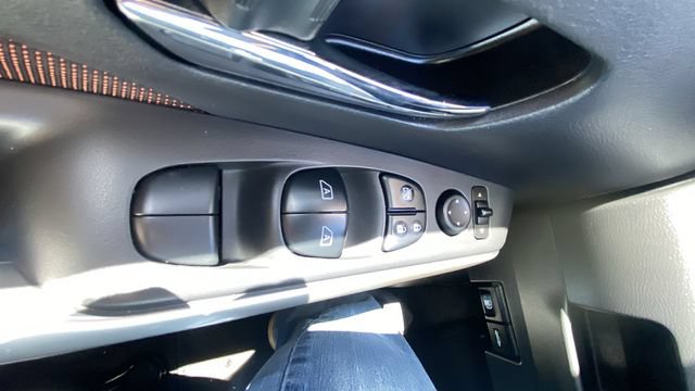Used 2018 Nissan Kicks SR FWD image 27