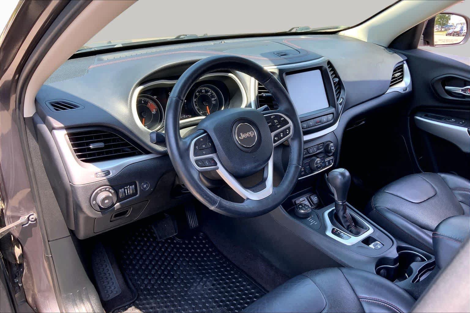 Used 2017 Jeep Cherokee Trailhawk AWD/4WD image 17