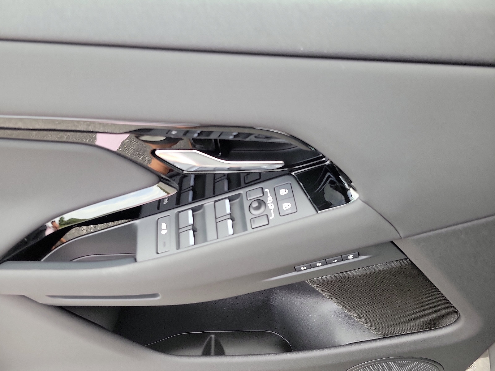 Used 2024 Land Rover Range Rover Evoque S image 11