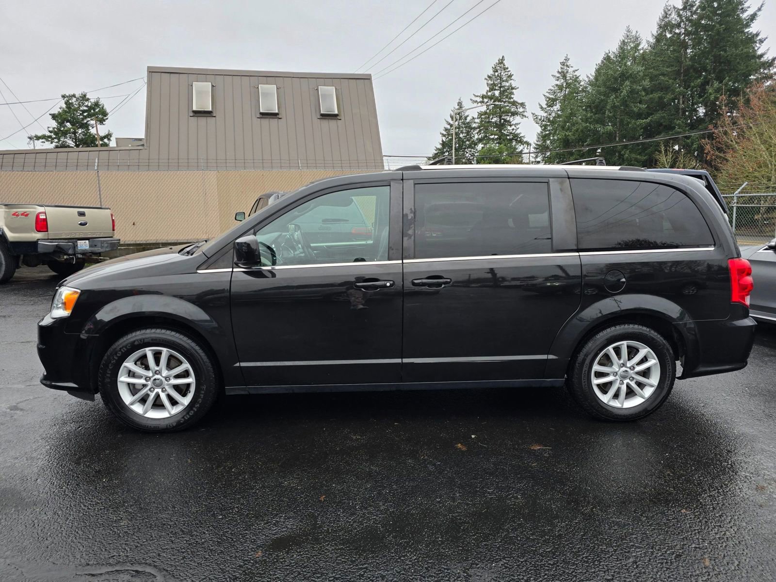 Used 2018 Dodge Grand Caravan SXT FWD image 2