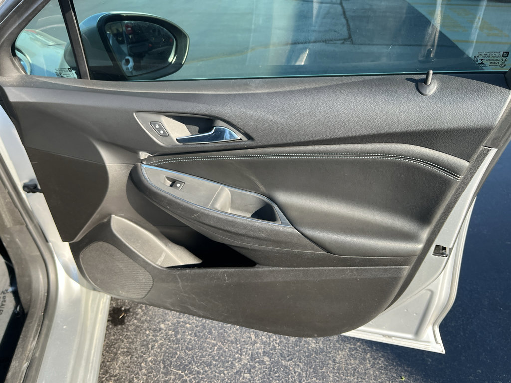 Used 2018 Chevrolet Cruze Premier FWD image 36